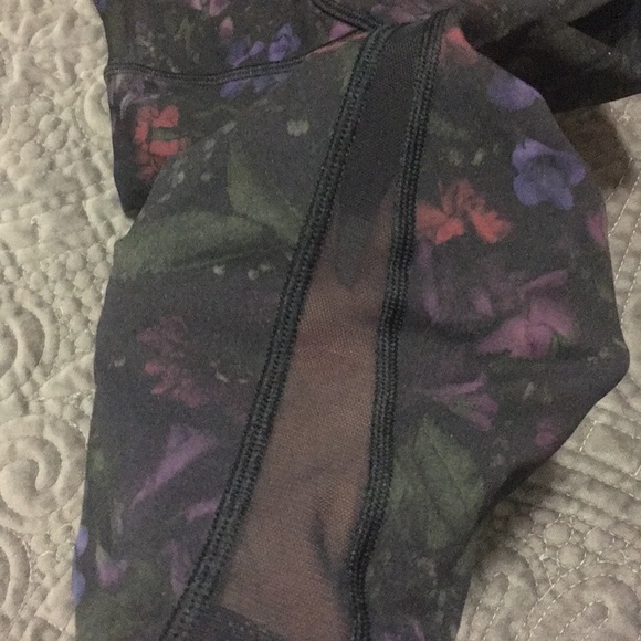 Lululemon crops with mesh sides size 4 - Picture 3 of 3